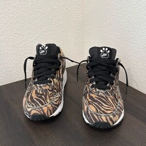 New never worn fur Nike air max